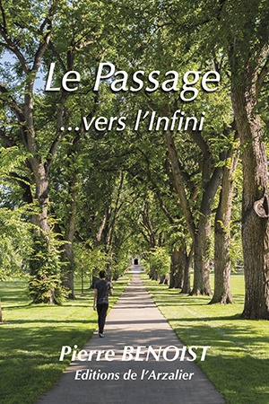 La couverture Le Passage... vers l'Infini représente une allée sous des arbres. Un homme marche sur cette allée. Il y a une dominante de couleurs vertes