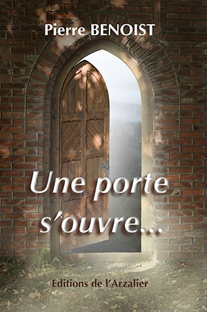 La couverture du livre Une porte s’ouvre de Pierre Benoist : une porte entrouverte laisse passer une lumière mystérieuse, symbole du passage entre passé et présent. L’illustration évoque le temps qui s’inverse et la quête intérieure d’un homme remontant vers sa jeunesse et ses souvenirs.