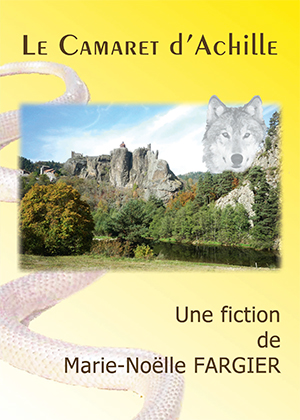 La couverture du livre "Le Camaret d'Achille" de Marie-Noëlle Fargier sur fond jaune représente une falaise avec une rivière au bas et une forêt à son pied. Le titre en haut de page et le nom de l'auteur en fin de page.