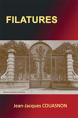Couverture du livre Filatures de Jean-Jacques Couasnon. En haut, le titre apparaît sur un fond dégradé sombre rouge et noir. Au centre, une photo sépia montre la grille d’entrée de la Manufacture d’armes de Saint-Étienne. En bas, le nom de l’auteur est inscrit sur un fond rouge.