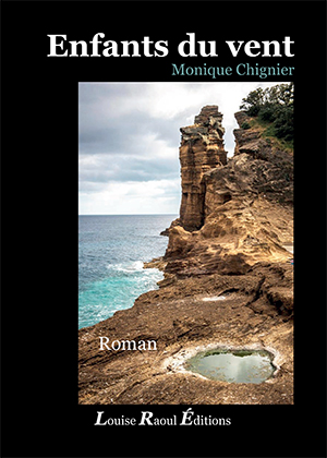 Couverture du roman Enfants du vent de Monique Chignier : un rocher de couleur marron avec un arrière plan la mer et au premier plan une légère retenu d'eau. Le titre apparaît en blanc en haut sur fond noir, avec la mention du nom de l'auteur en blanc et l’éditeur Louise Raoul Éditions en bas du livre.
