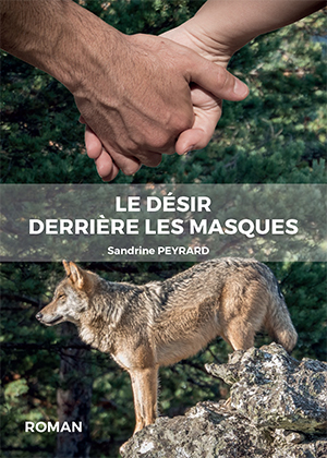La couverture est coupée en deux sur la hauteur. Une partie haute avec deux mains qui se tiennent mutuellement (enfant et adulte) et une partie basse avec un loup sur un rocher. Ambiance colorée plutôt vert forêt.