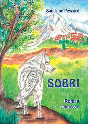 La couverture du livre "Sobri" de Sandrine Peyrard représente un loup au premier plan de couleur blanche et grise. Il est sur une bute de terre avec un arbre à côté de lui. En arrière-plan on voit une montagne enneigée avec un village, qui nous rappelle un paysage de montagne.